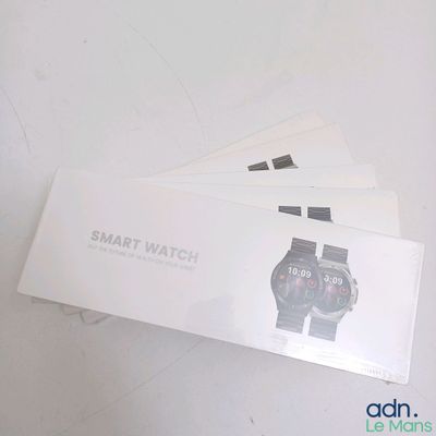 une photo d'une montre connectée posée sur une table blanche