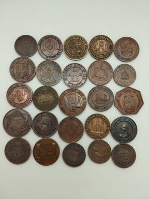 gros plan d'une pile de pièces de monnaie sur une surface blanche