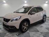 la voiture blanche est garée dans le garage sur le sol en damier