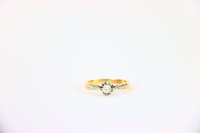 une bague de fiançailles ornée d'une seule pierre au centre
