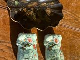 une paire de chaussures posée sur une table