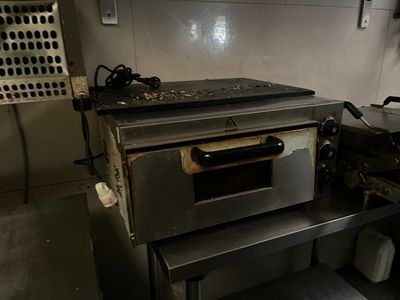 un four posé sur une table dans une cuisine