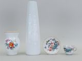 trois vases et deux tasses posés les uns à côté des autres