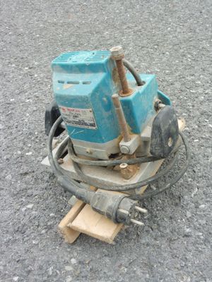 une machine bleue posée sur le sol