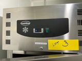 une photo d'un four en acier inoxydable sur lequel est collé un autocollant jaune