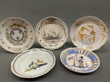 quatre assiettes à motifs différents posées sur une table