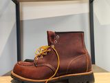 une paire de bottes marron posée sur une étagère dans une pièce
