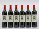 six bouteilles de vin rouge sont alignées