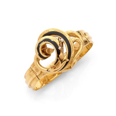 un gros plan d'une bague en or ornée d'un motif en spirale