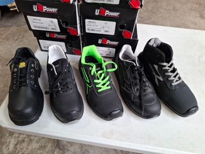 Plusieurs paires de chaussures noires et vertes sont alignées sur une table