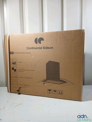 une boîte en carton posée sur une table, sur laquelle figure l'image d'une plaque de cuisson