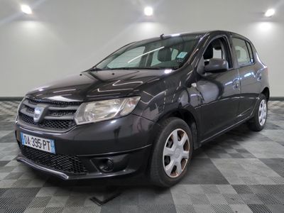 la photo d'une voiture noire garée dans un garage