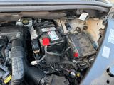 une photo d'un moteur de voiture avec le capot ouvert