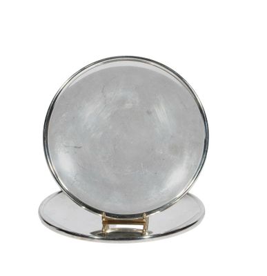 une image représentant une assiette en argent posée sur un support, sur fond blanc