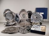 beaucoup de plats et de plateaux en argent sur la table