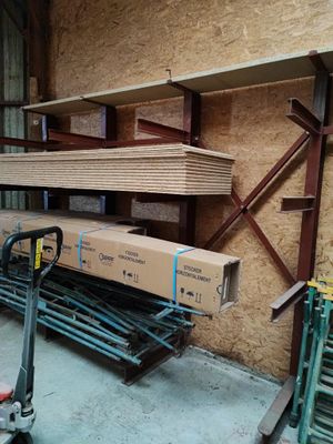 beaucoup de cartons sur les étagères du garage