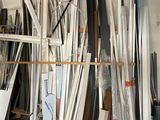 Il y a de nombreux types de métaux et de bois différents dans ce garage
