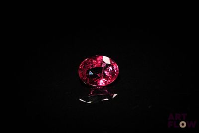 gros plan d'un diamant rose sur une surface noire