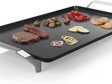 une photo d'un barbecue sur lequel sont disposés différents types d'aliments
