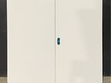 deux portes blanches avec une poignée bleue devant un mur noir