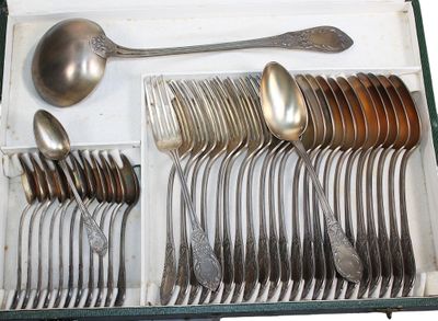 de nombreuses cuillères et fourchettes dans une boîte