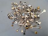 une pile de cuillères en argent et de petites cuillères posées sur une table
