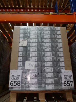 une palette chargée de nombreux cartons dans un entrepôt