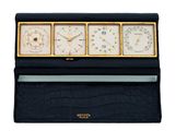 un gros plan d'une boîte contenant trois montres différentes