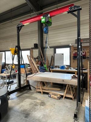une photo d'un garage où les travaux battent leur plein