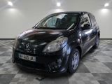 la photo d'une petite voiture noire garée dans un garage