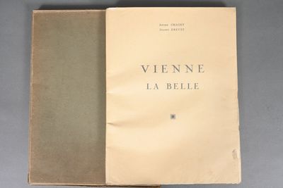 un livre ouvert posé sur une table, sur une surface grise