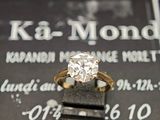 une bague en diamant posée sur un morceau de papier