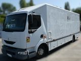 un camion blanc garé dans un parking