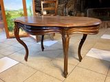 une table posée sur le sol de la pièce