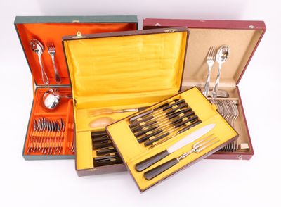 plusieurs types d'argenterie dans un coffret