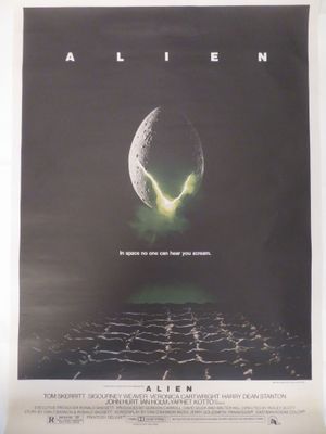 une affiche de film de science-fiction accrochée au mur d'une pièce