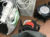 beaucoup de fils et de câbles dans un sac