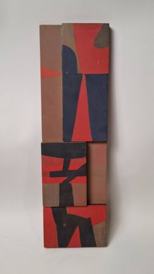 deux morceaux de carton sont empilés l'un sur l'autre sur une surface blanche