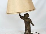 figurine en bronze représentant un homme tenant une lampe, posée sur un socle en marbre