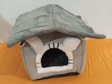 un chat assis à l'intérieur d'une niche pour chat