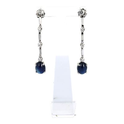 une photo d'une paire de boucles d'oreilles en saphir et diamant