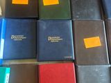 plusieurs livres sont empilés sur une table