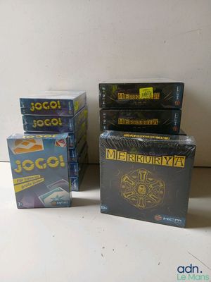 trois DVD sont empilés les uns sur les autres sur une table