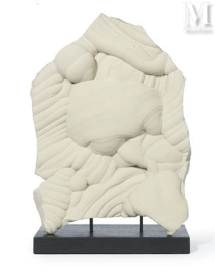 sculpture représentant la tête d'une femme, posée sur un socle noir