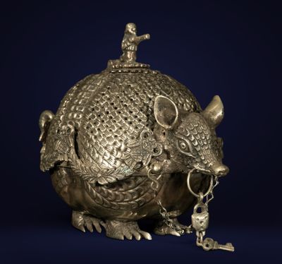 une image représentant une sculpture en bronze d'une souris et d'une souris
