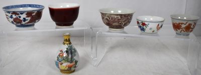 Chine Réunion de 5 petits bols et un petit vase Porcelaine p…