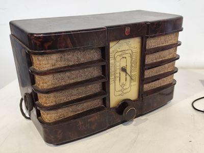 une vieille radio posée sur une table