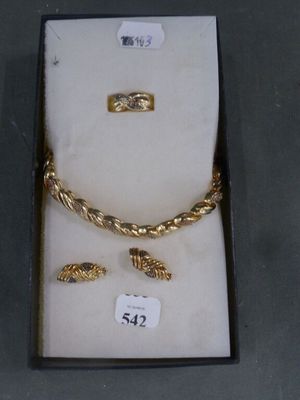 un bracelet et une bague en or dans un coffret avec une étiquette de prix