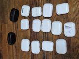 de nombreux AirPods blancs couleur pomme posés sur une table en bois