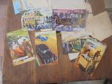 beaucoup de cartes sur la table qui sont sur la table